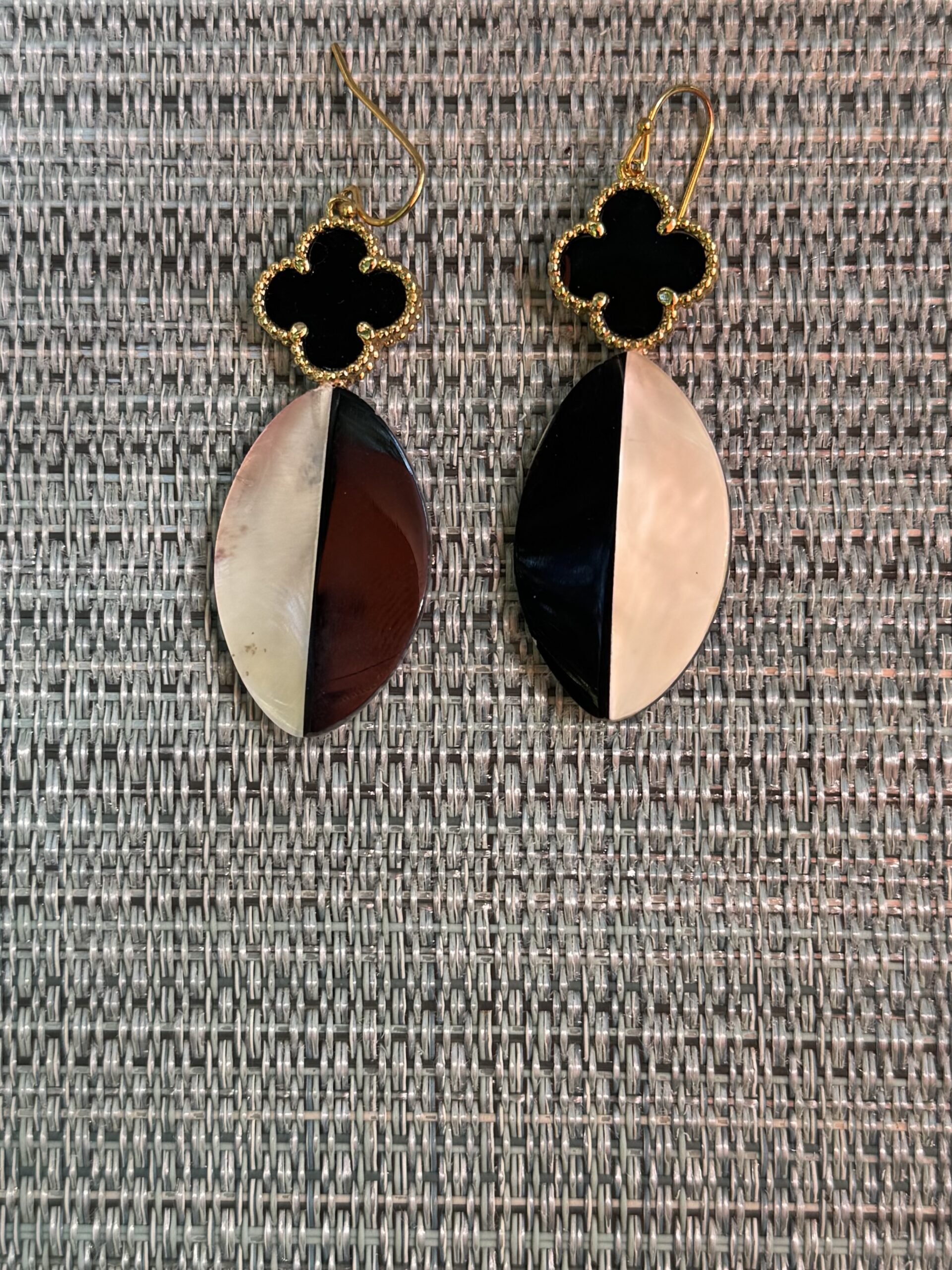 Natural Shell/Onyx Earring/Tuxedo